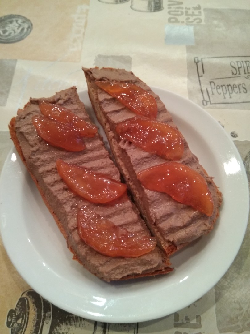 Паштет из куриной печени с грушевым мармеладом(вареньем)