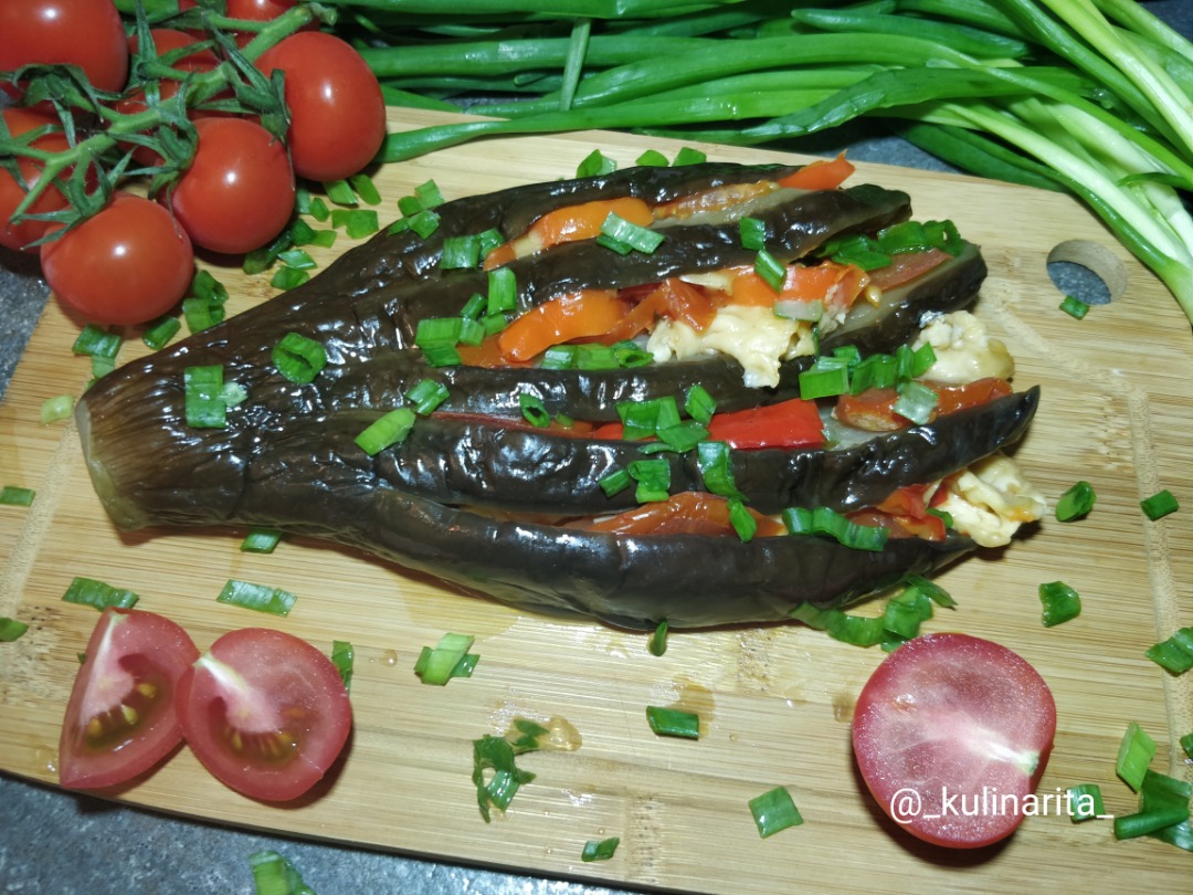 Веер из баклажанов с сыром, перцем и помидорами