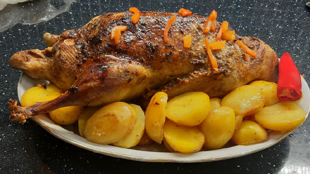 Как готовится утка в духовке в рукаве с картошкой?