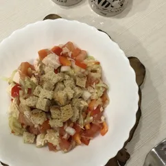 Салат овощной с курицей