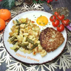 Рожки на сковороде со стручковой фасолью 