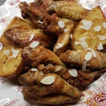 Куриные крылышки в духовке с картошкой