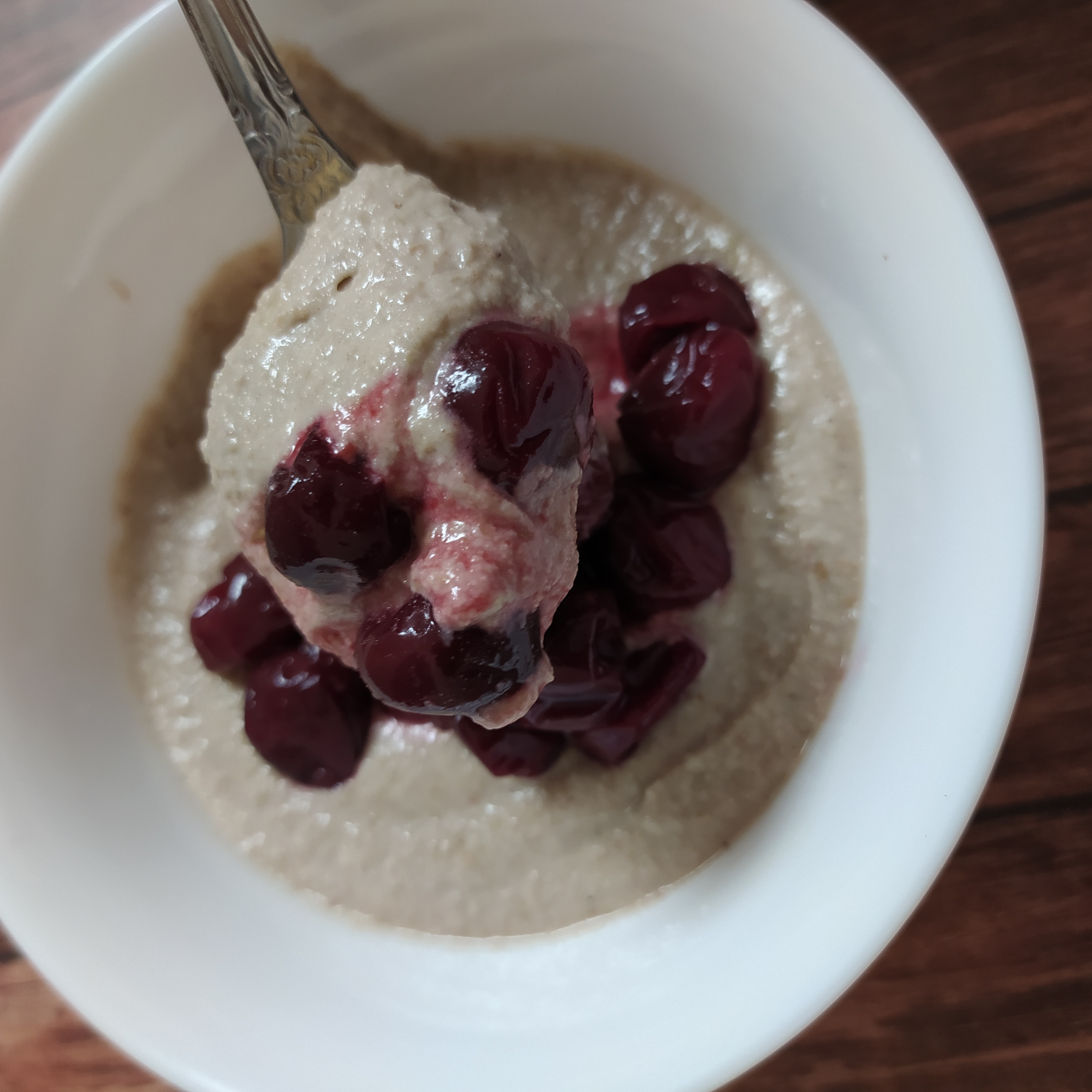 Шоколадный творожок из зелёной гречки с целой вишней