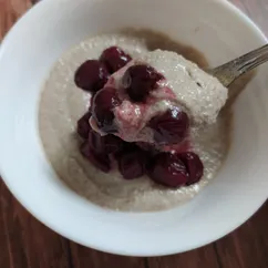 Шоколадный творожок из зелёной гречки с целой вишней