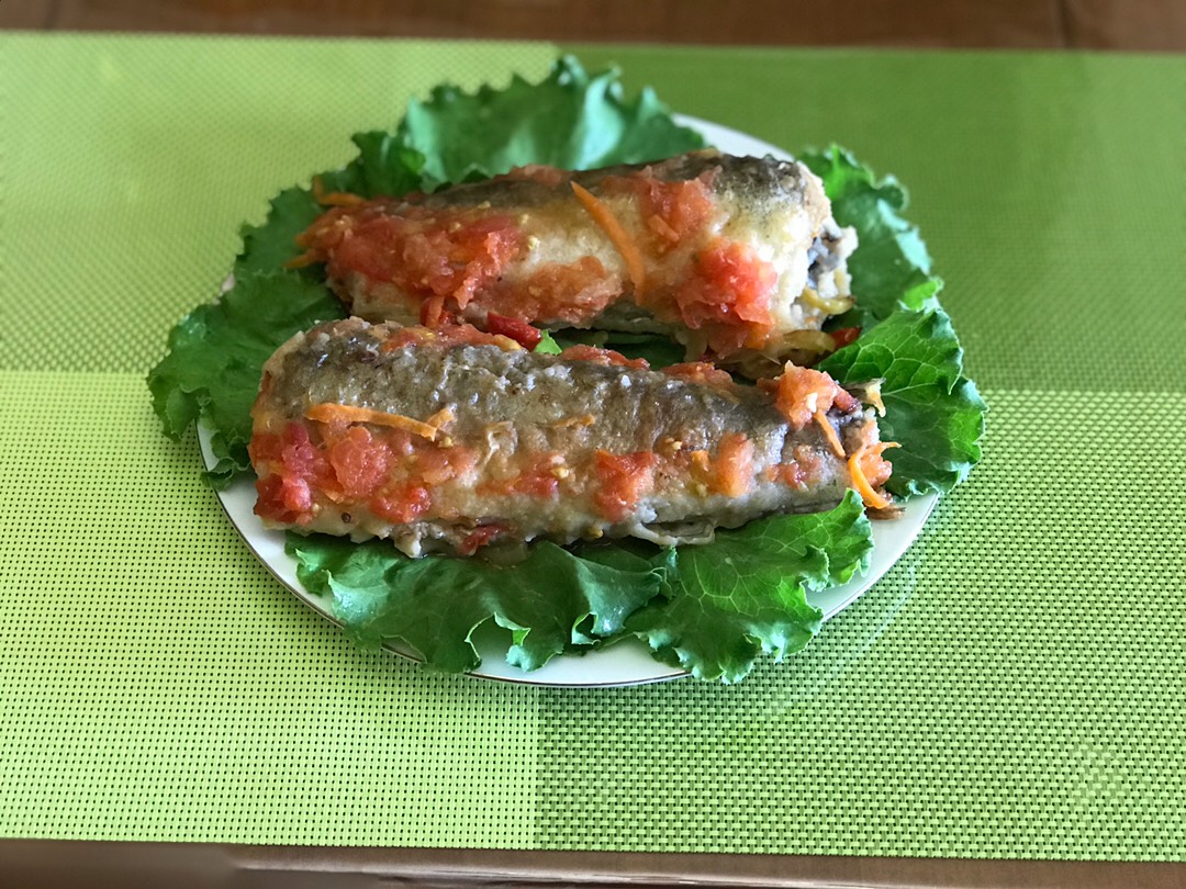 Серебристый хек в томатно-овощном соусе