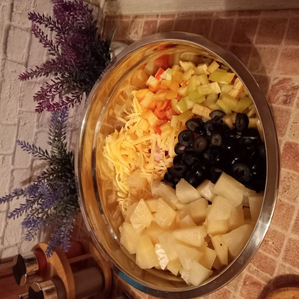 Салат с ананасом, оливками и ветчиной