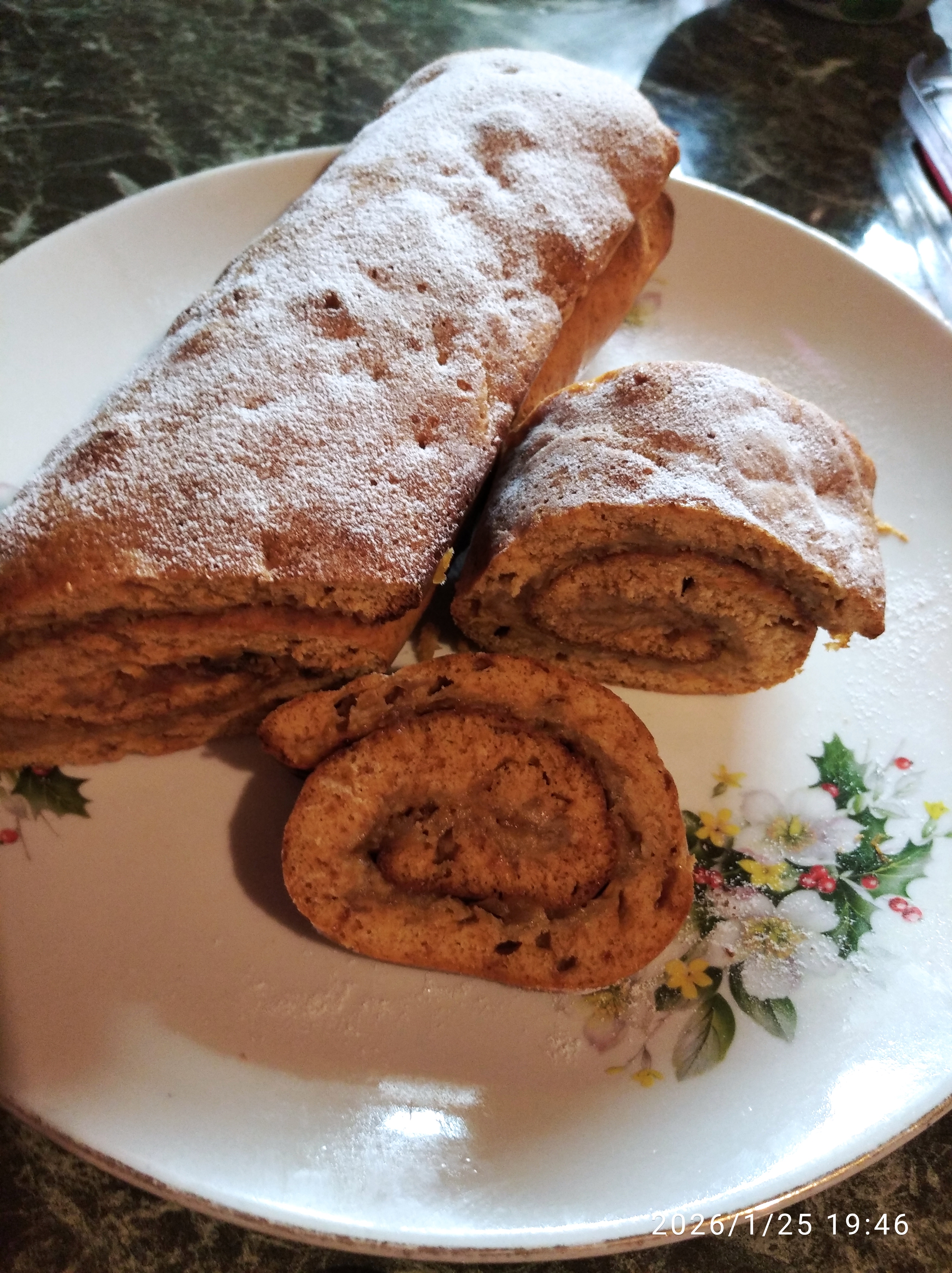 Рулет с яблоком