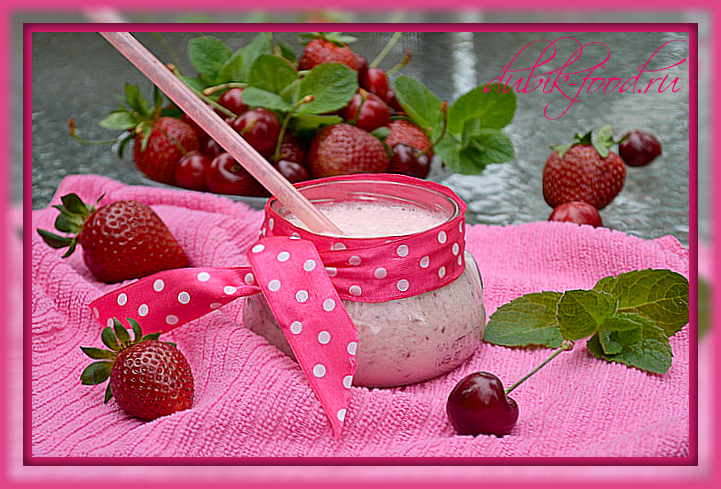 Молочный коктейль с клубникой и черешней