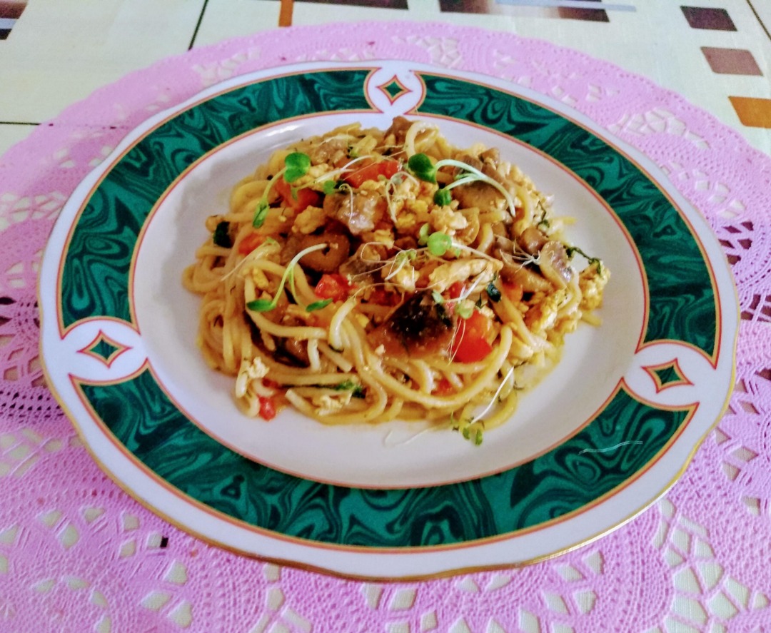 Спагетти с курицей, грибами и овощами