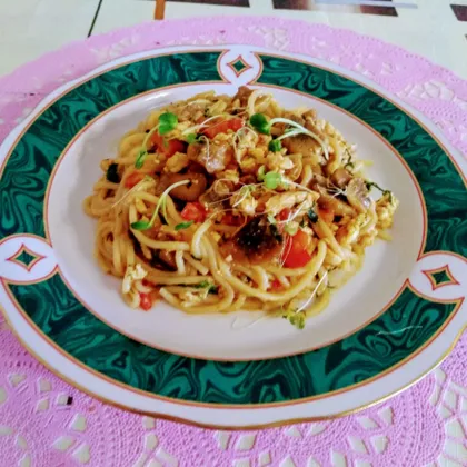 Спагетти с курицей, грибами и овощами