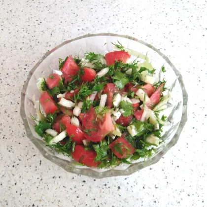 Салат с помидорами и зеленью