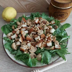 Салат с кедровыми орешками и шампиньонами