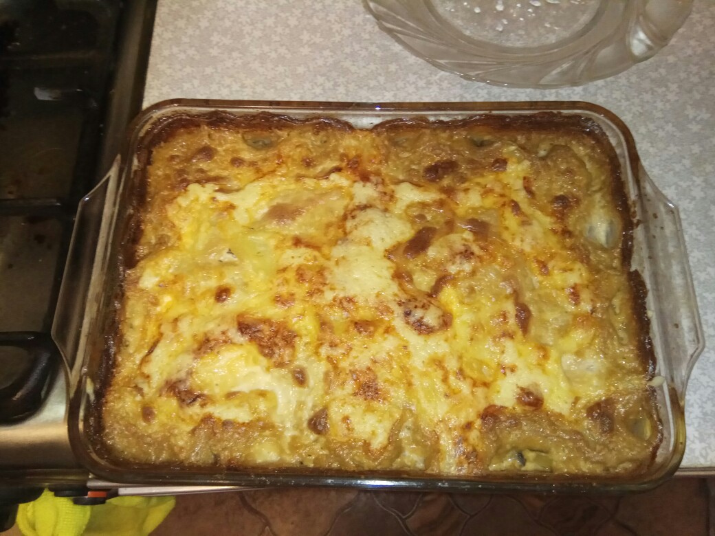 Запеканка с картофелем, грибами, под сливочным соусом