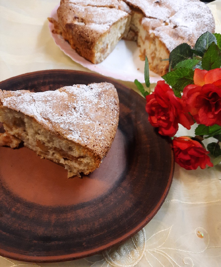 Шарлотка с яблоками и корицей