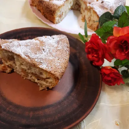 Шарлотка с яблоками и корицей