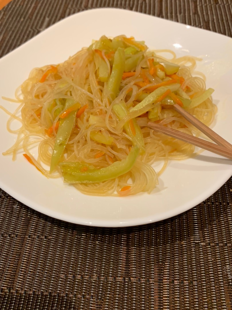 Салат из фунчозы с овощами