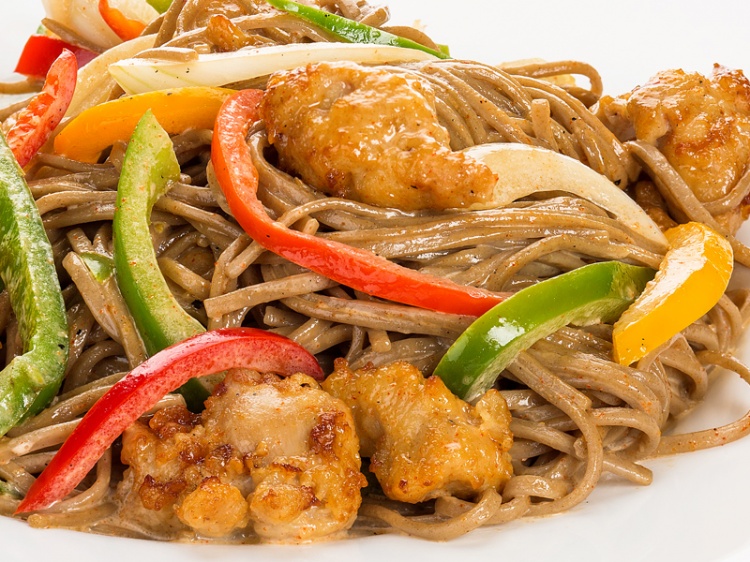 Курица с гречневой лапшой и овощами