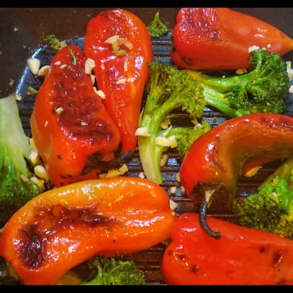 Печёные овощи на сковороде гриль