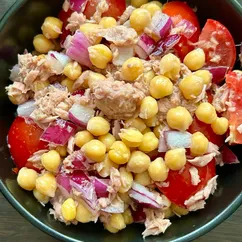 Салат с нутом и тунцом
