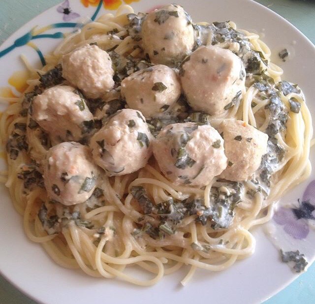 Спагетти с куриными тефтелями в сметанном соусе🍽