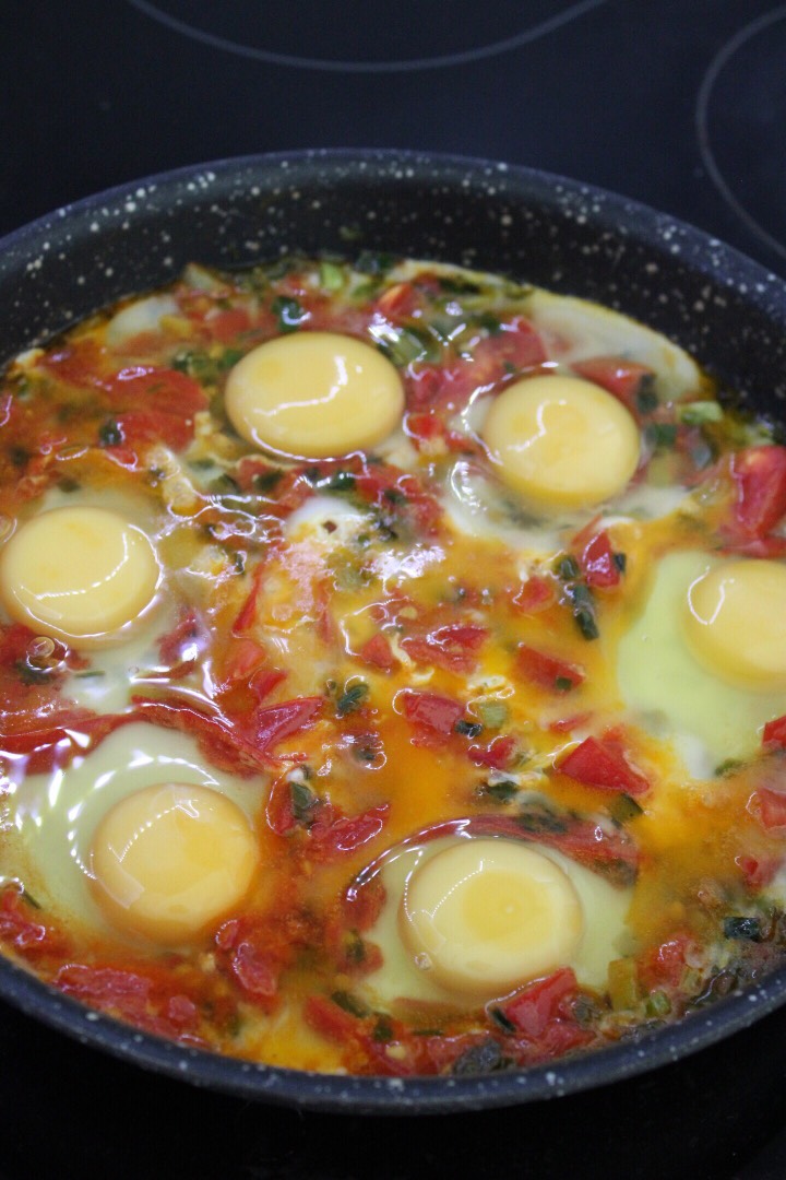 Яичница с помидорами и луком на сковороде