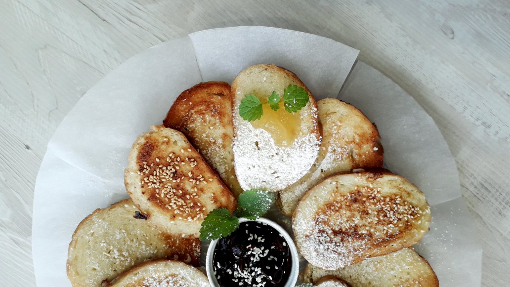 Гренки с кунжутом