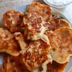 Ленивые пирожки с луком, яйцом и колбасой