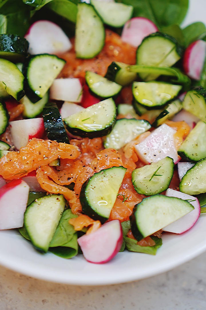 Греческий салат с красной рыбой