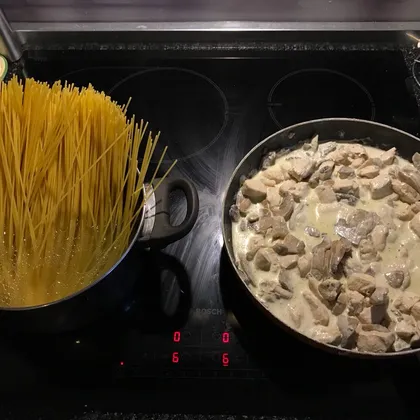 Куриная грудка с грибами в сливках с гарниром из спагетти