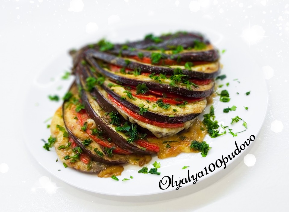 Веер из баклажан с сыром и помидорами