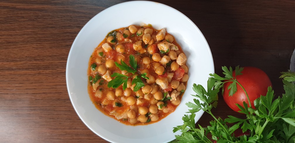 Испанское гарбанзо с курицей в томатном соусе