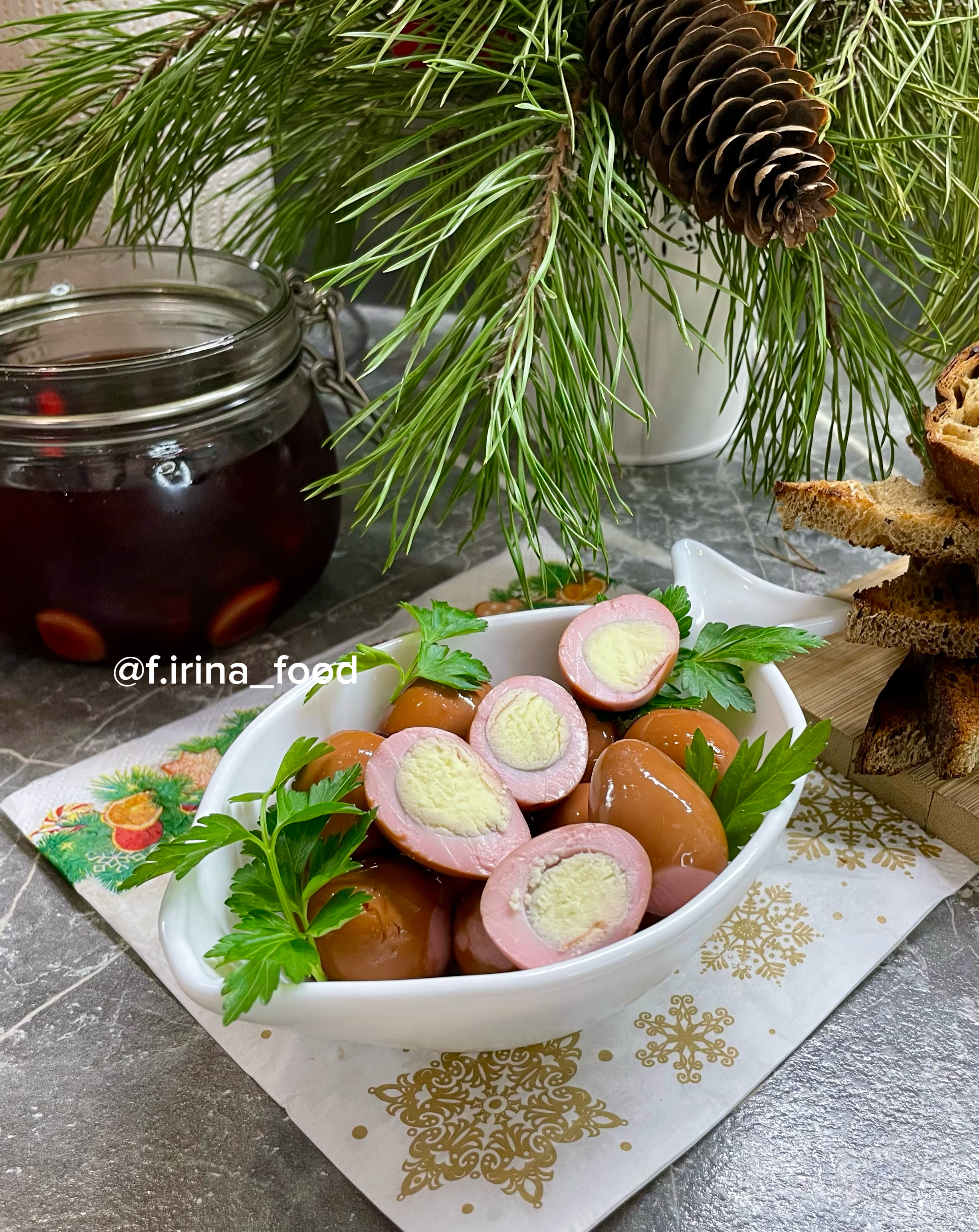 Маринованные яйца в свекле