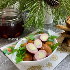 Маринованные яйца в свекле 