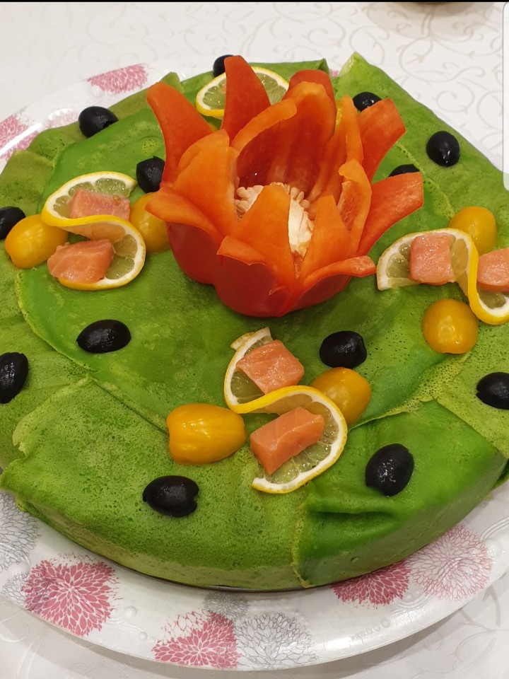 Блинный пирог с соусом бешамель