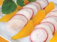 Легкий салат с дайконом, редисом и апельсином