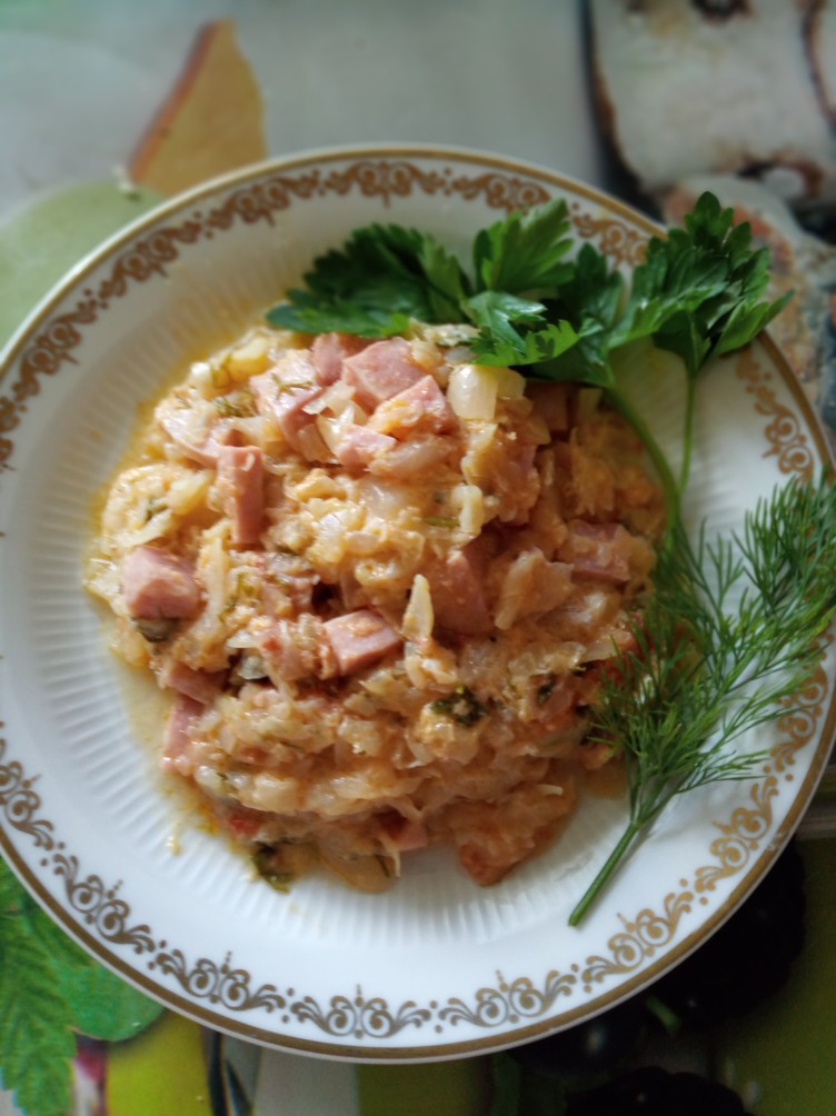 Свежая капуста тушёная с ветчиной