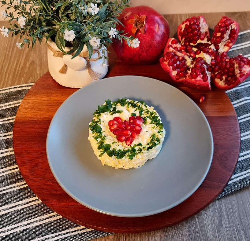 Салат из пекинской капусты, яиц и сыра