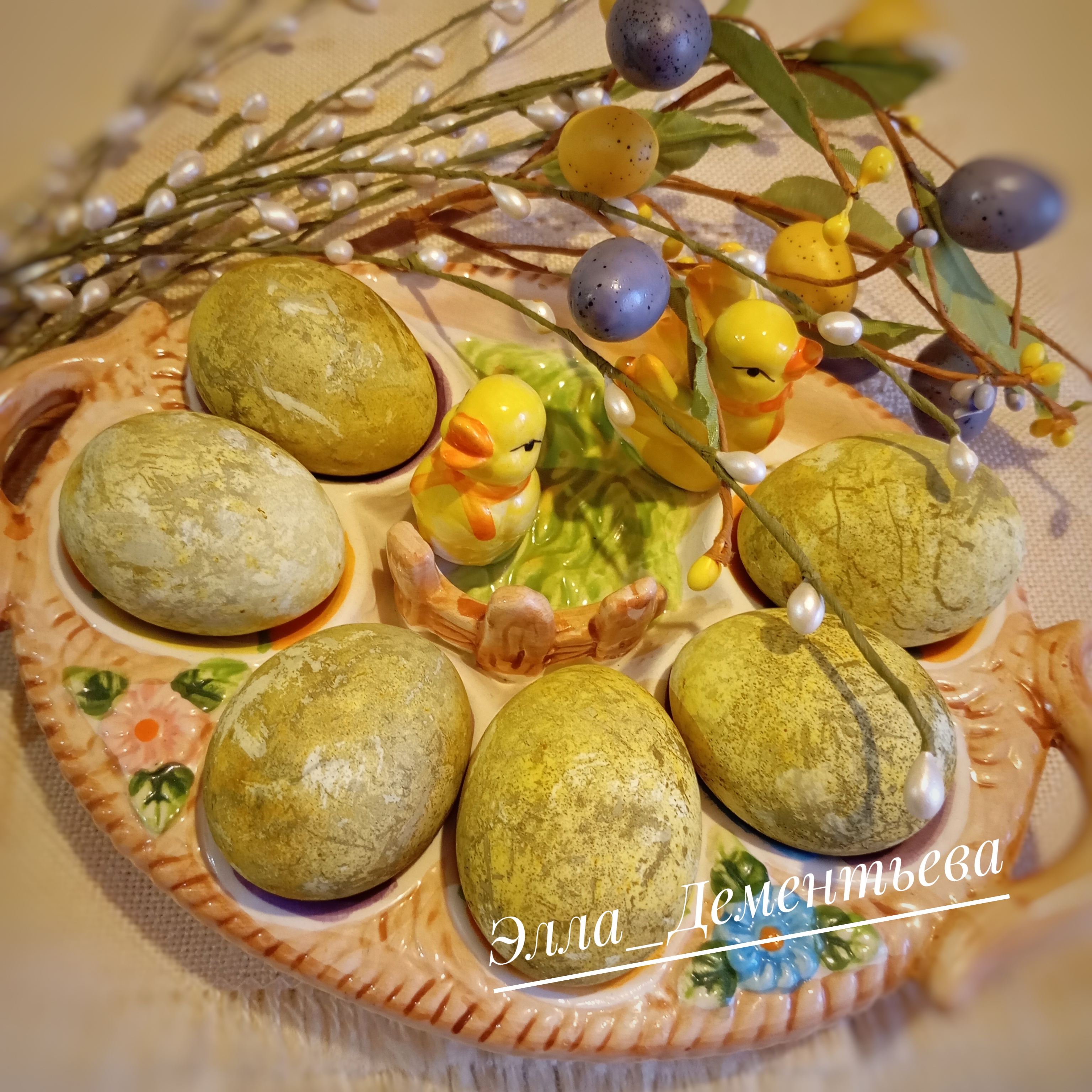 Яйца крашеные куркумой и каркаде