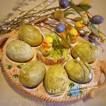 Яйца крашеные куркумой и каркаде