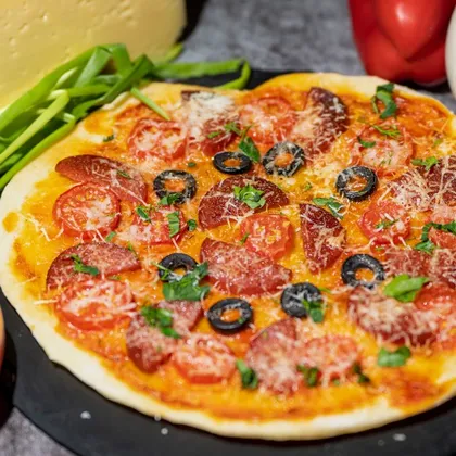 Мини-пицца с вяленой колбасой и томатами с сыром