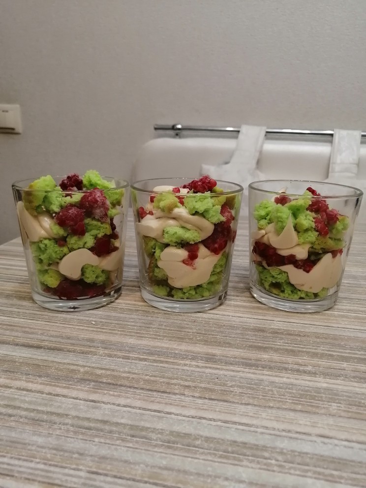 Десерт с малиной и кремом из ряженки
