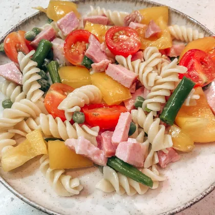 Итальянский салат с макаронами и ветчиной