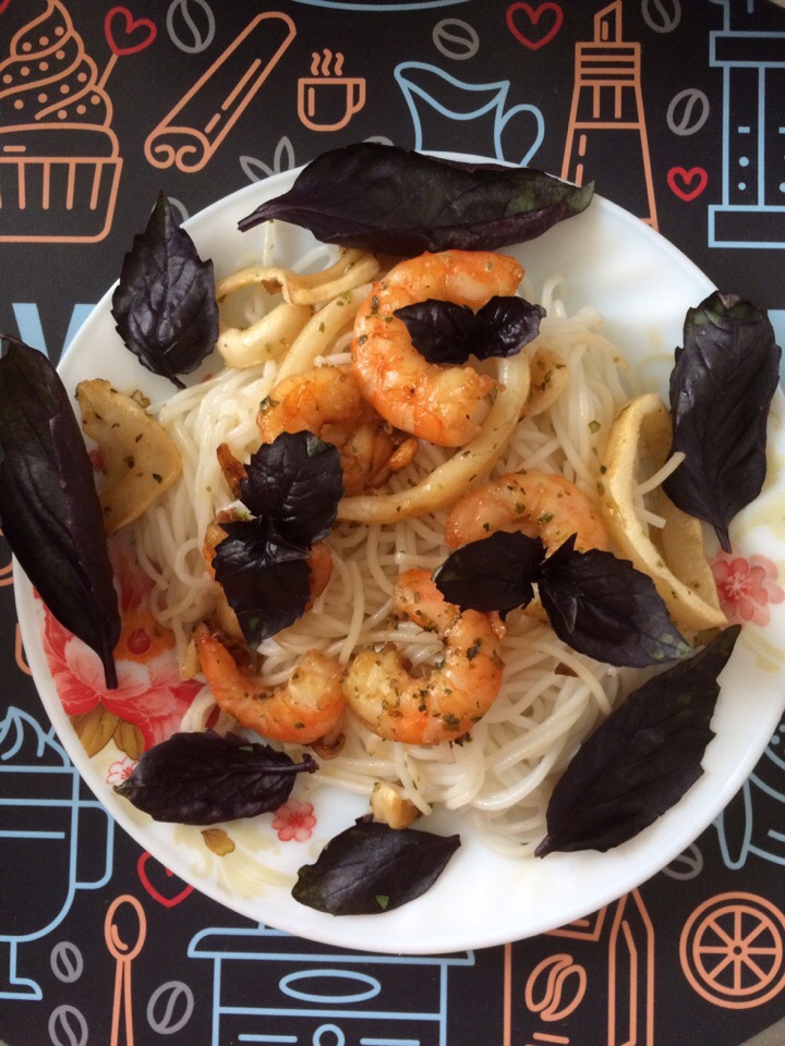 Морепродукты с рисовой лапшой