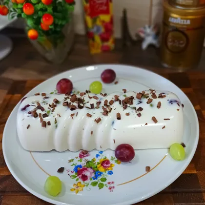 Желатиновый десерт из рикотты с виноградом