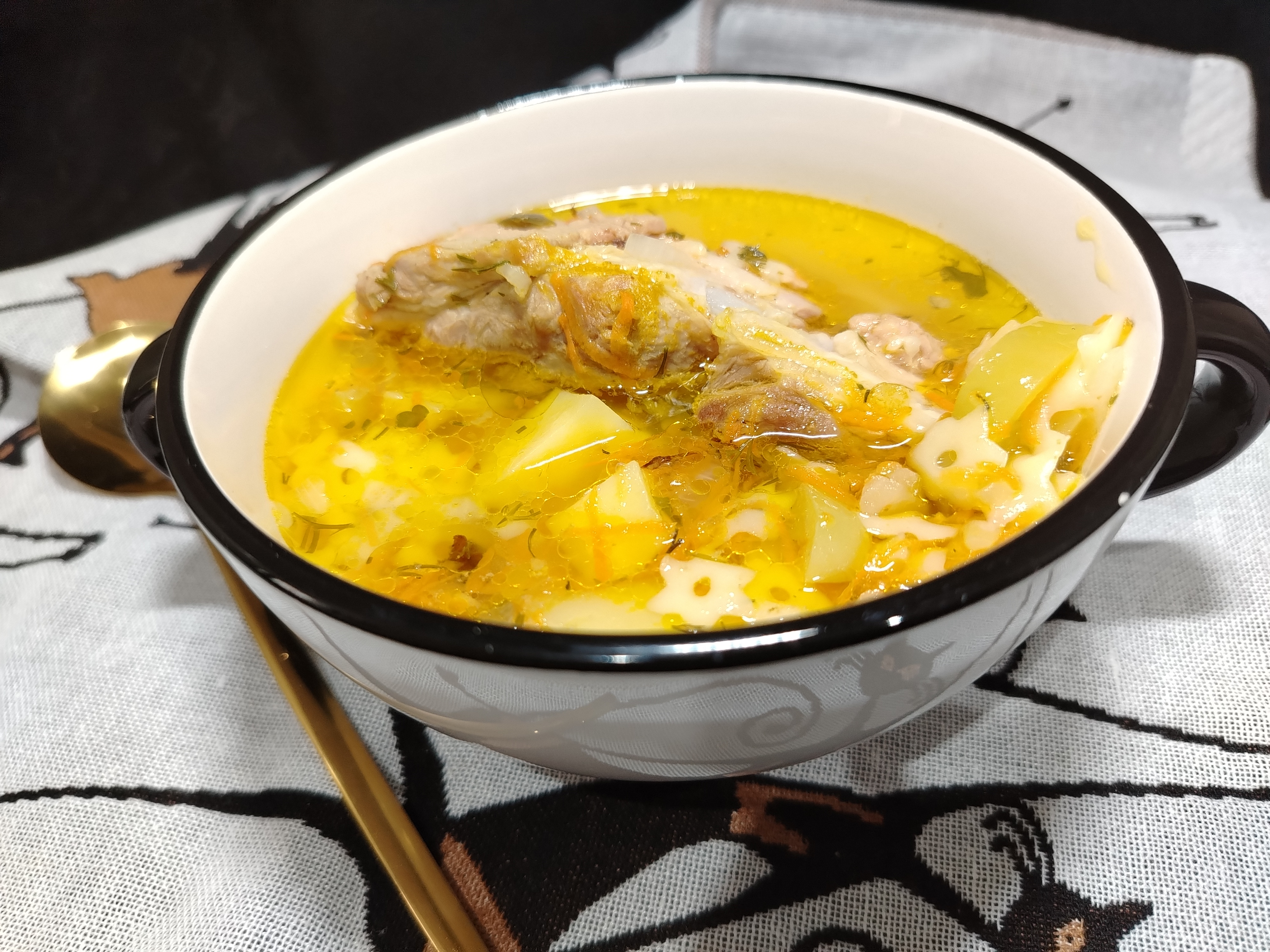 Суп с вермишелью на мясном бульоне 
