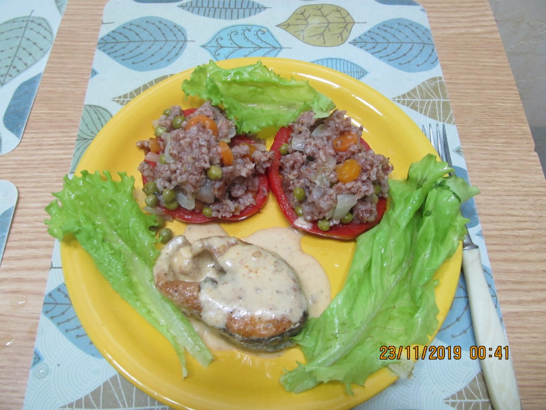 Рис с овощами и рыбка  с соусом