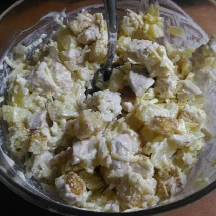 Хрустящий салат с ананасами и курицей