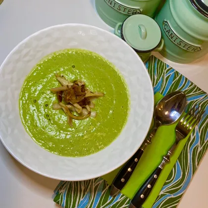 Крем-суп из зелёного горошка с кальмаром и беконом