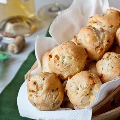 Заварные булочки с беконом и зеленью