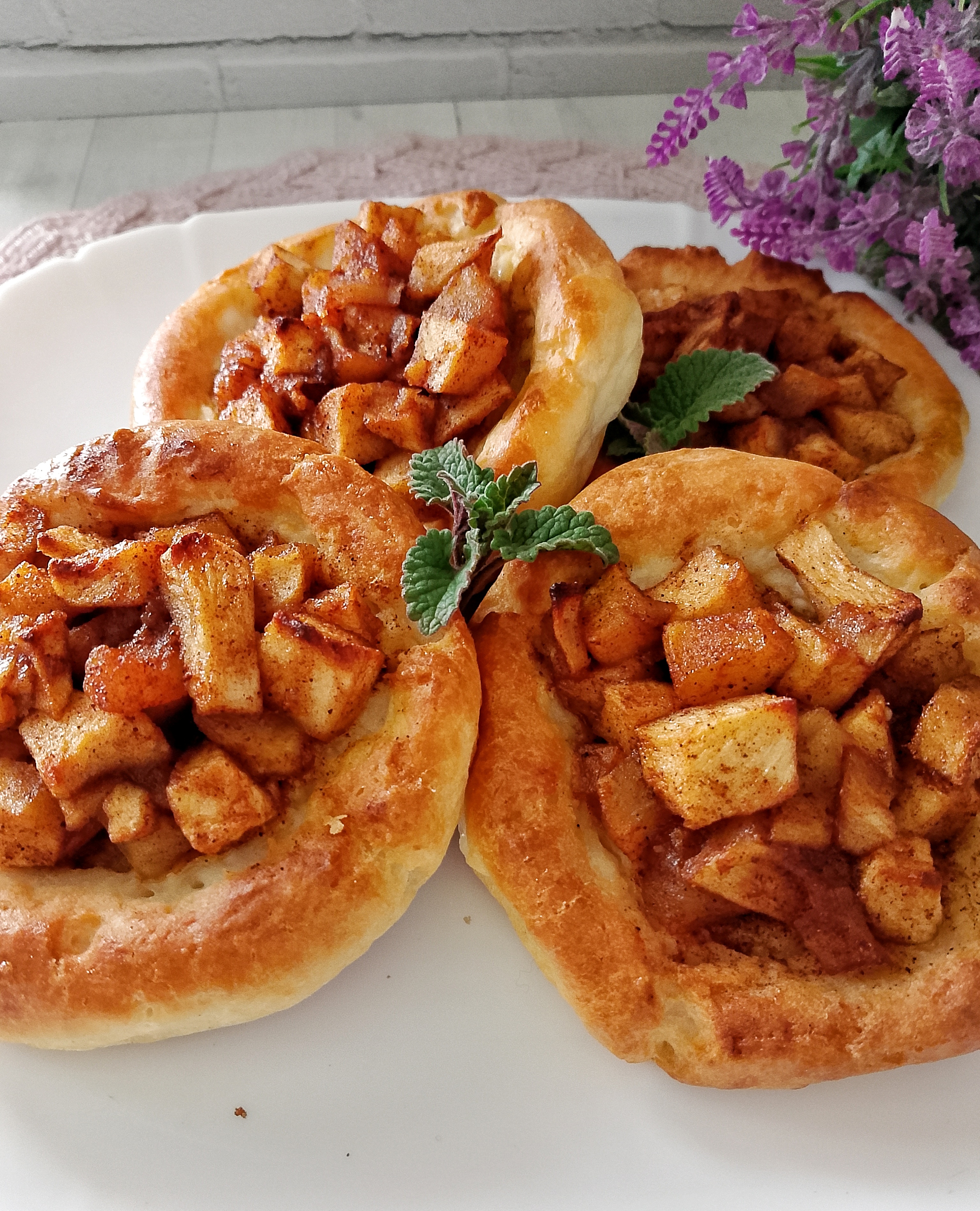Ватрушки с яблоком и мёдом